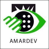 Logo AMARDEV : une main verte touchant des points de braille au centre d'un œil stylisé